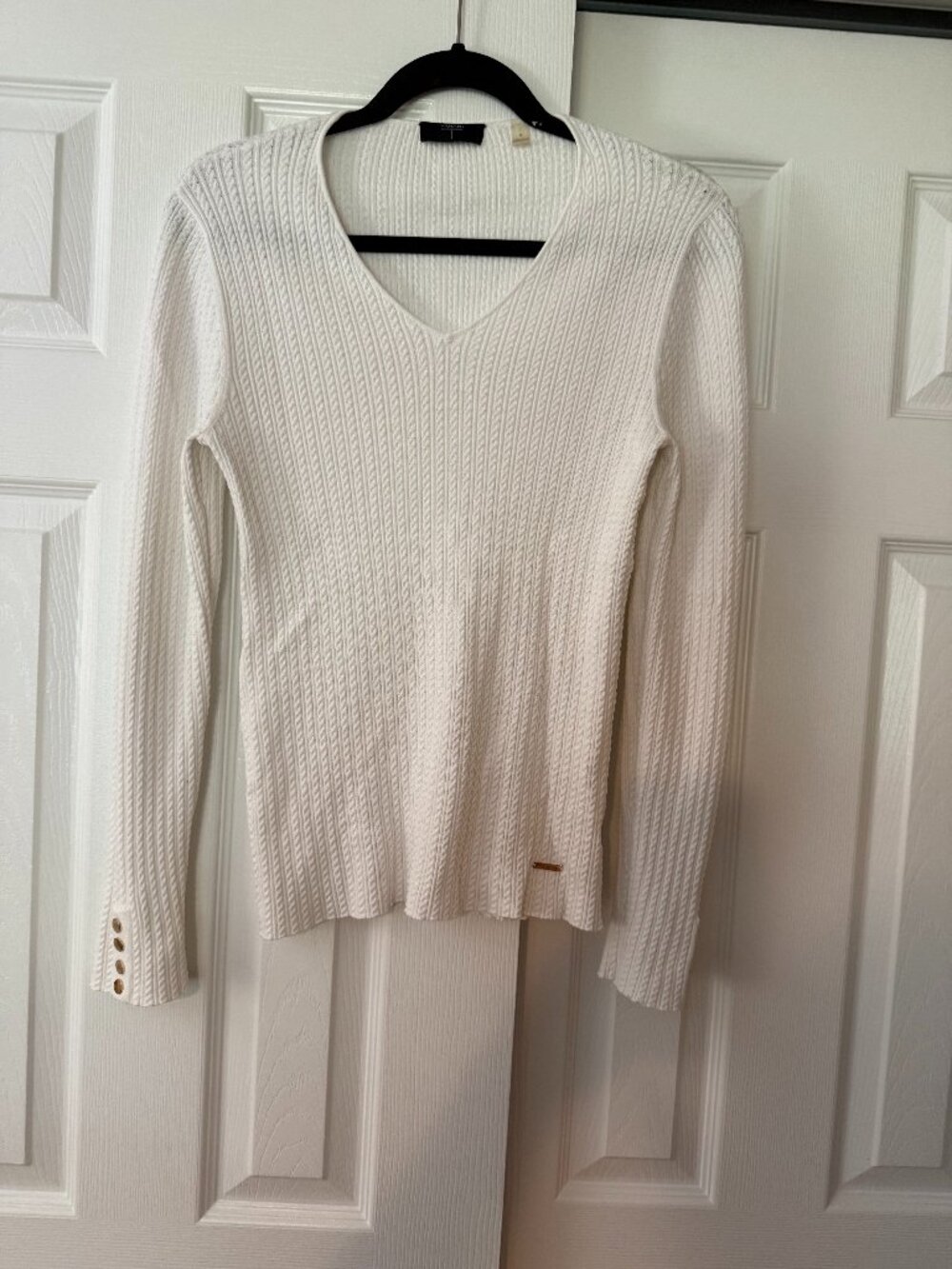 Tahari White Textured V Neck Lightweight Sweater M Gold Buttons